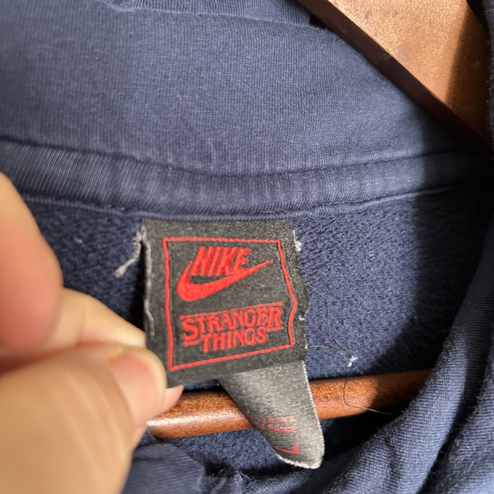 Nike X Stranger Things Hoodie Size Large Men's Navy Hawkins Phys Ed Pullover - Picture 4 of 10